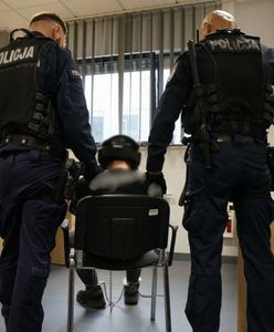 Brutalnie napadł na 12-latkę przed szkołą. Jego żona ujawnia