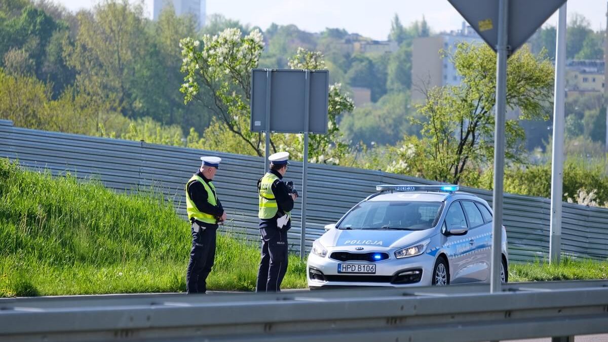 Policjanci dokonujący pomiaru prędkości jadących pojazdów