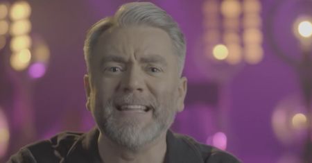 Kuba Badach nie ma litości dla uczestniczek "The Voice of Poland". "To jest gn***"