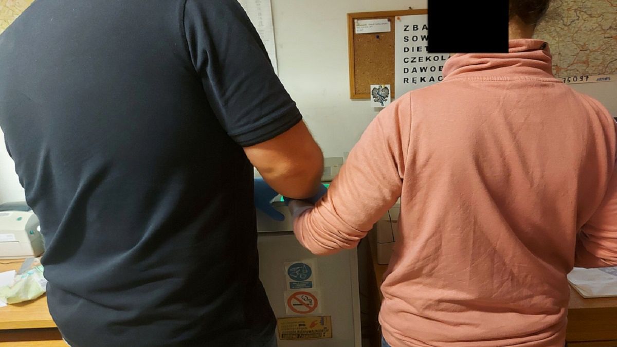 Otwock. Dramat 10-latka. Pijana matka zamykała go w ciasnej piwnicy. Na zdjęciu zatrzymana z funkcjonariuszem policji na komisariacie