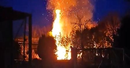O krok od tragedii! Ogień pojawił się tuż przy budynku
