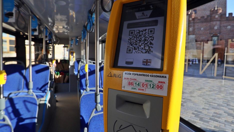 08.11.2022 LUBLIN PREZENTACJA NA PLACU LOKIETKA AUTOBUSU NA WODOR FIRMY ARTHUR ZBUDOWANEGO WE WSPOLPRACY Z POLITECHNIKA LUBELSKA ARTHUR AUTOBUS WODOROWY AUTOBUS WODOROWY MPK KOMUNIKACJA MIEJSKA PLAC LOKIETKA KIEROWCA KASOWNIK BILET RATUSZBRAMA KRAKOWSKA FOT. LUKASZ KACZANOWSKI / POLSKA PRESS