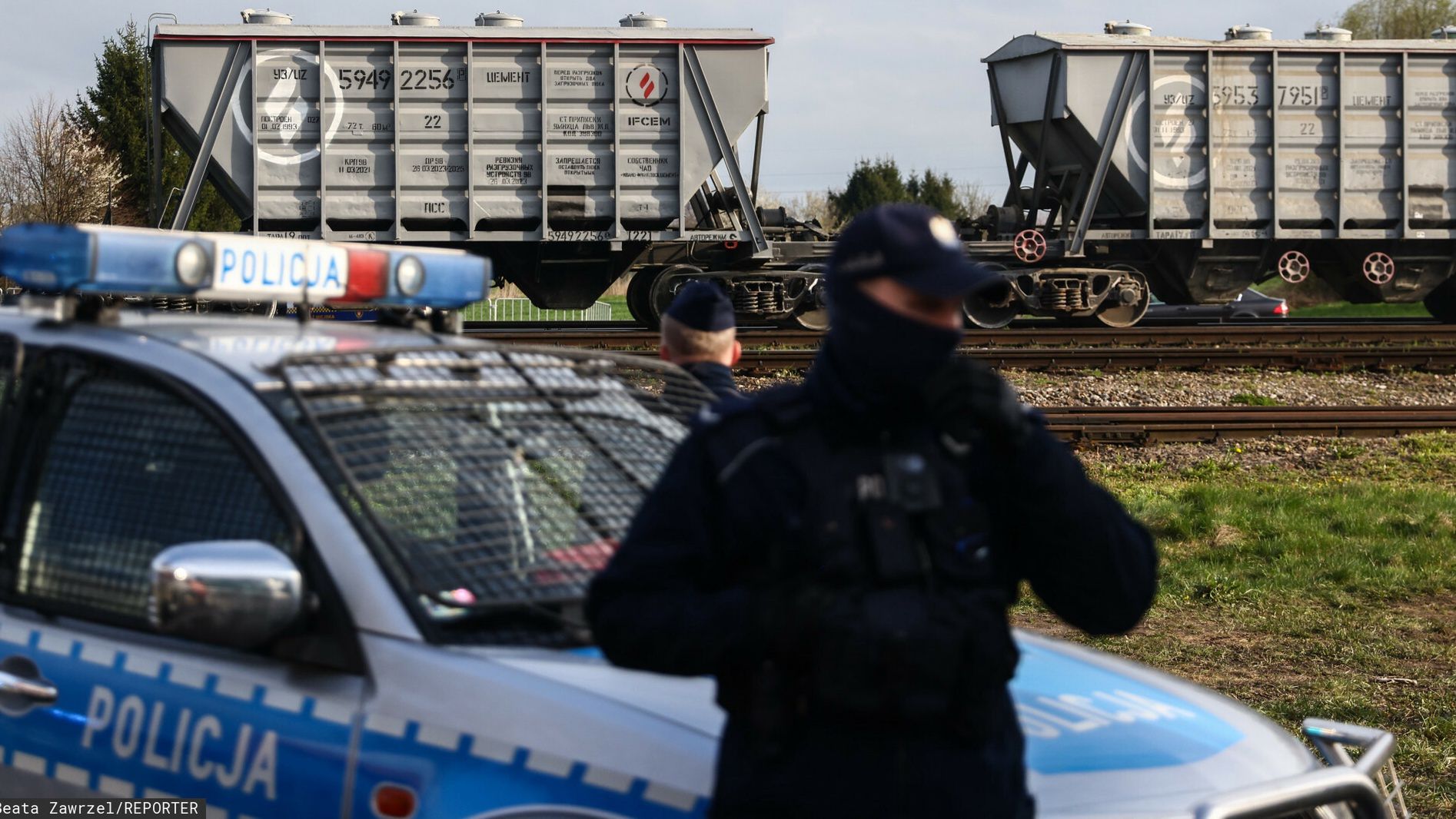 Protest rolników w Hrubieszowie. W tle ukraińskie wagony do transportu zboża przy polsko-ukraińskim przejściu granicznym