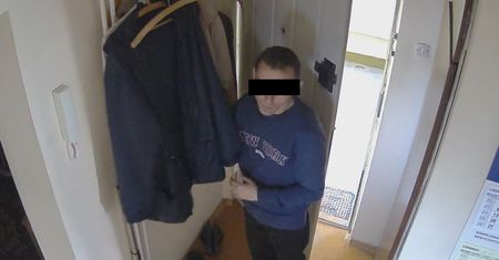 Puka do drzwi mieszkań, prosi o drobne pieniądze lub jedzenie. Po chwili znika ze skradzionymi łupami