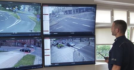 40 mandatów w dwa dni. Policjant nawet nie rusza się sprzed monitora