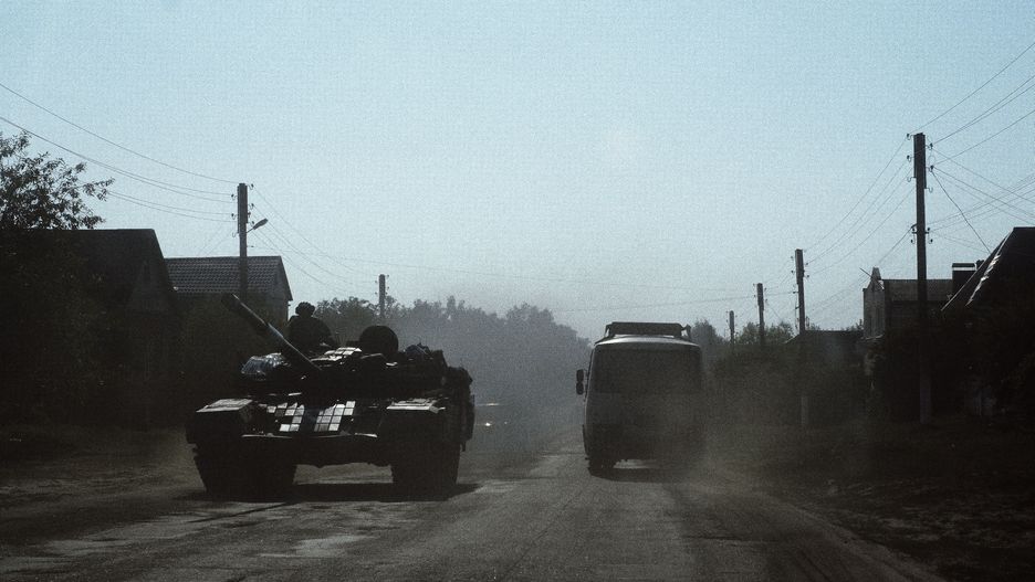 A civilian bus rides past a Ukrainian tank on a road in the village of Yunakivka, 9 kilometers from the border with Russia in the Sumy region, Ukraine, 18 August 2024 amid the Russian invasion. There is no electricity or water supply in the village due to the permanent shelling by Russian forces. Ukrainian troops have advanced 35 kilometers with battles, taken control of 1,150 square kilometers of the territory of the Russian Federation and 82 settlements since the beginning of the operation in the Kursk region on 06 August 2024 according to the report of the Commander-in-Chief of the Ukrainian Armed Forces Oleksandr Syrskyi at the meeting of the Staff on 15 August 2024. Russian troops entered Ukrainian territory on 24 February 2022, starting a conflict that has provoked destruction and a humanitarian crisis. EPA/GEORGE IVANCHENKO Dostawca: PAP/EPA.