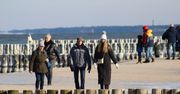 Plaża Bałtyku w mroźnej scenerii. Spacerowiczów nie brakowało