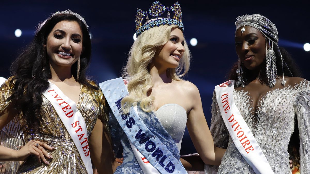 Karolina Bielawska w środku 