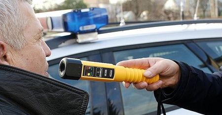 Pijany wiózł poszukiwanego przez policję