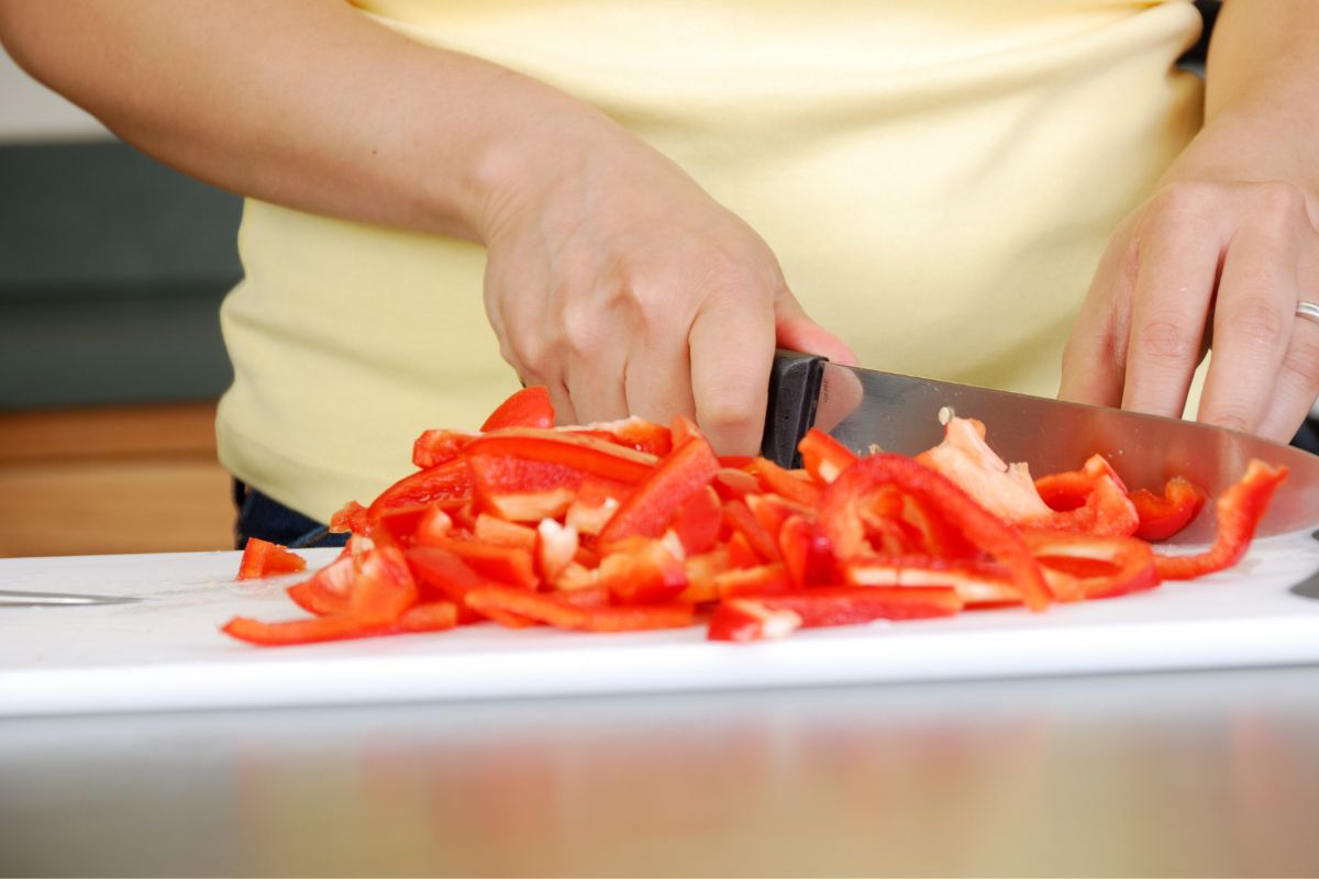 Pepper, cabbage, corn and carrot. This is how the professor's coleslaw is made.