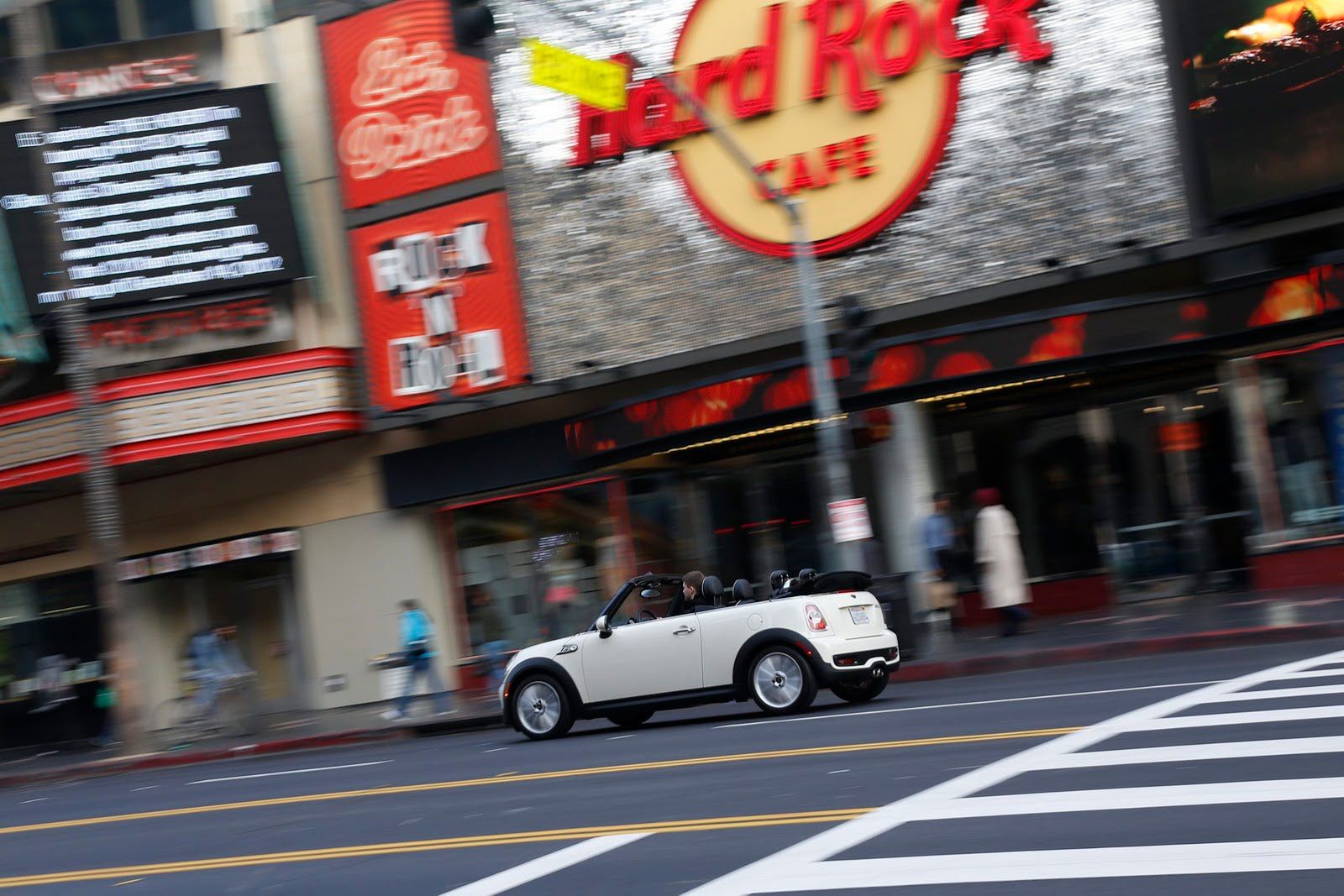 Galeria Mini jako celebracja sprzedaży półmilionowego egzemplarza w USA 19