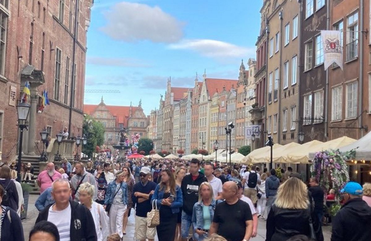 Tłumy turystów w Gdańsku. "Tworzą się korki, nie da się przejść"