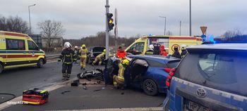 Kolizja trzech aut na DK7. Są ranni