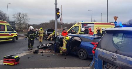 Kolizja trzech aut na DK7. Są ranni