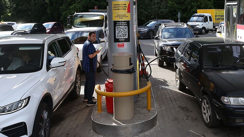 Russia Daily Life 2026
ISTRA, RUSSIA - JUNE 20 A man fills up his car with gas against the backdrop of a long line of cars at a Rosneft gas station, on June 20, 2026, in Dedovsk, Istra municipal district, outside of Moscow, Russia. Following the Ukrainian drone attack on the Moscow oil refinery in the Kapotnya district, a fuel shortage has emerged in the region: some gas stations have stopped operating, while the remaining ones are experiencing unprecedented queues.  (Photo by Contributor/Getty Images)
Contributor