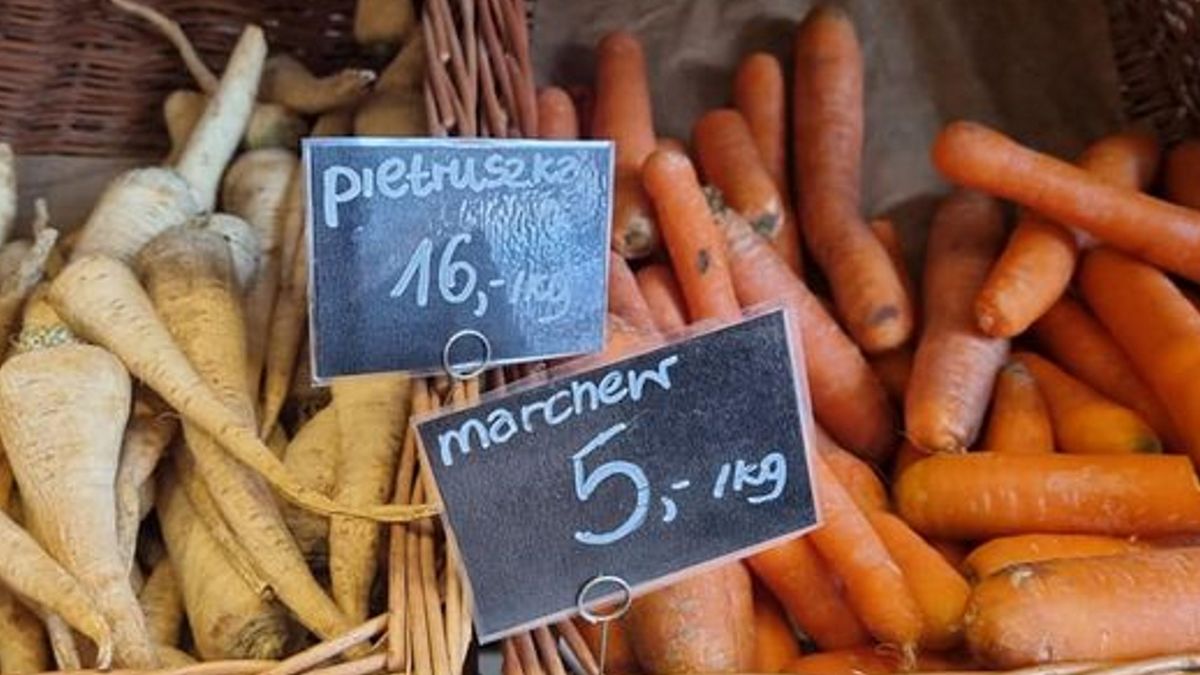 Na profilu AGROunii opublikowano post dotyczący cen warzyw w jednym z warszawskich warzywniaków. 