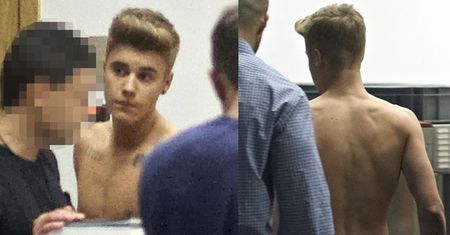Justin Bieber BEZ KOSZULKI na lotnisku! (ZDJĘCIA)