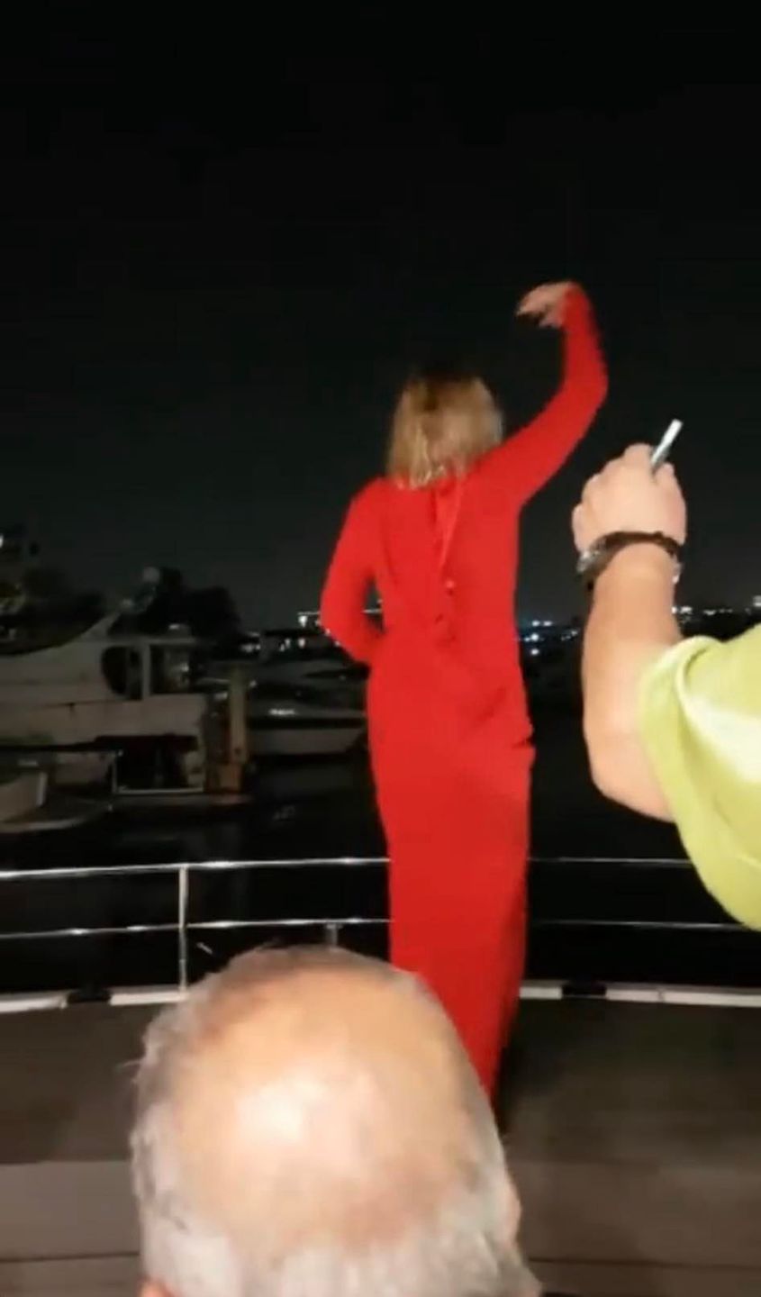 Grażyna Szapołowska tańcuje boso na jachcie w Dubaju