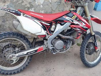 Nowa Wieś: 15-latek na crossie uciekał policji. Chłopiec nie miał uprawnień, a motocykl badań i ubezpieczenia