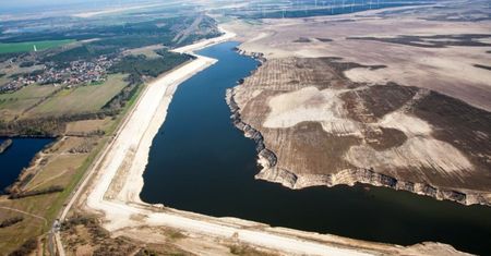 Pływająca elektrownia w dawnej kopalni. Tuż przy naszej granicy