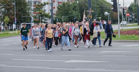 Lublin. Tysiące wiernych w asyście policji ruszyło w sobotni poranek do Wąwolnicy