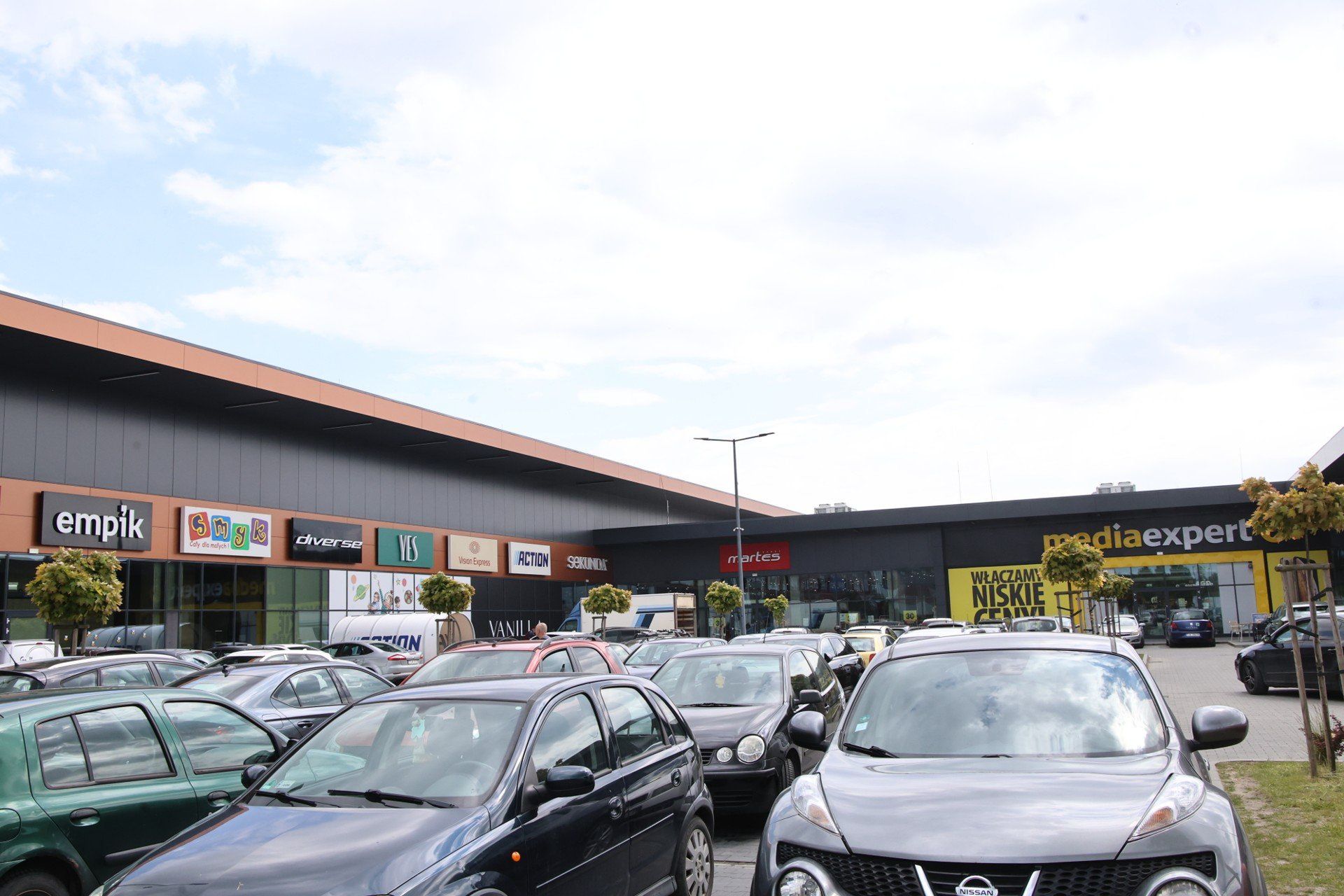 Tak się prezentuje Galeria Handlowa Sekunda w Jędrzejowie. Zdjęcia z maja 2025 roku.