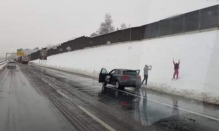 Zatrzymali się na autostradzie i robili... zdjęcia. "Brak słów"