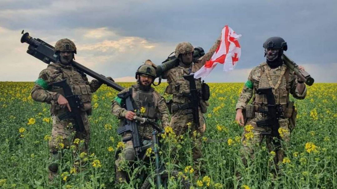 Gruzińscy ochotnicy z karabinkami FN SCAR-L MK2