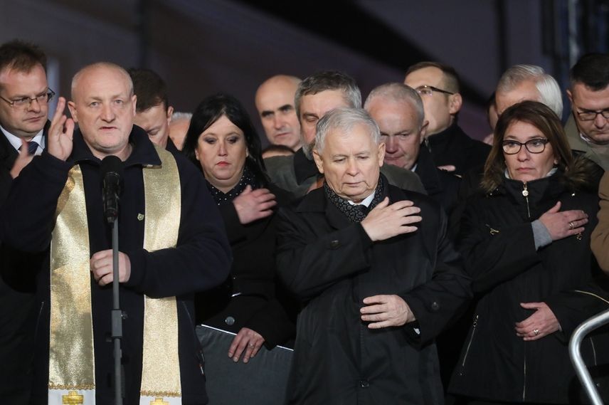 Miesięcznica smoleńska. Kaczyński mówi o pomnikach i raportach