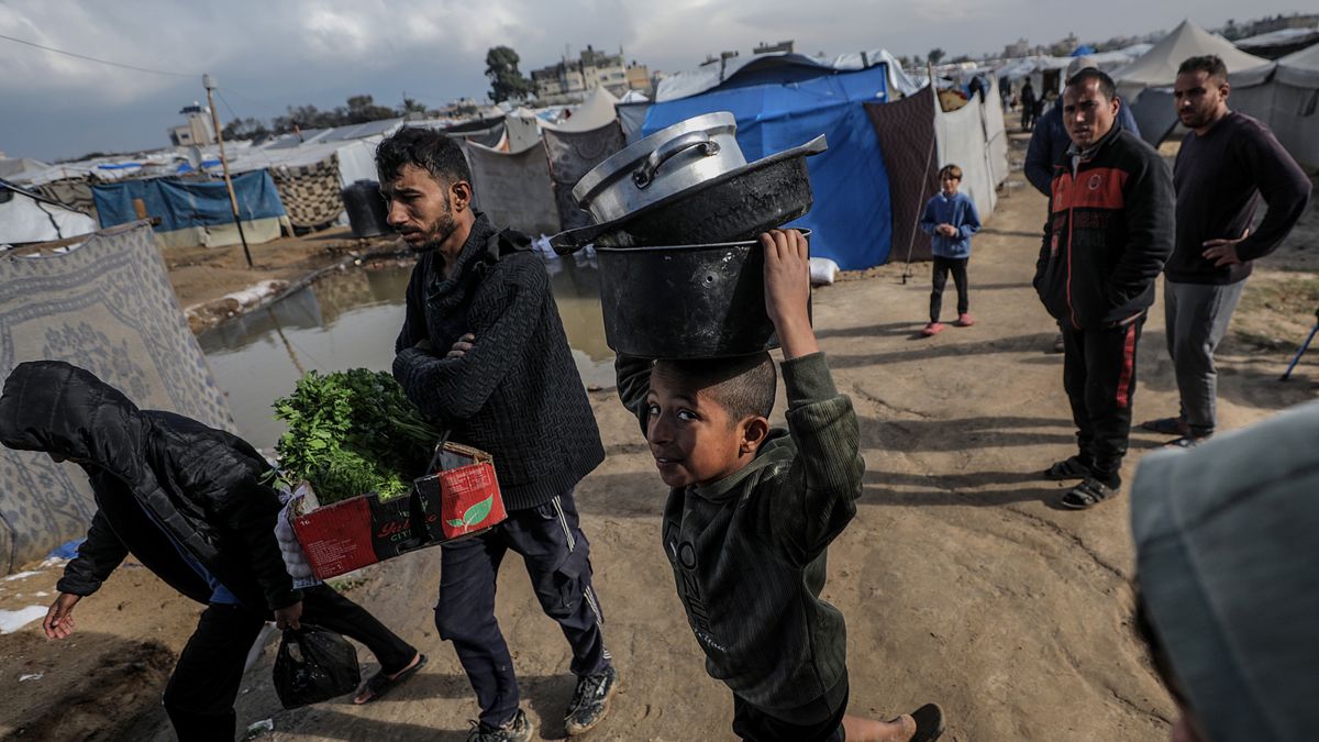 Displaced Palestinians in Deir Al Balahepa11798910 Internally displaced Palestinians walk outside their tents on a windy day west of Deir Al Balah, central Gaza Strip, 30 December 2024. According to the UN, at least 1.9 million people (or nine in ten people) across the Gaza Strip are internally displaced, including people who have been repeatedly displaced. Since October 2023, only about 11 per cent of the Gaza Strip has not been placed under Israeli-issued evacuation orders, the United Nations Office for the Coordination of Humanitarian Affairs (OCHA), said.  EPA/MOHAMMED SABER Dostawca: PAP/EPA.MOHAMMED SABERtents, people, sky, clouds