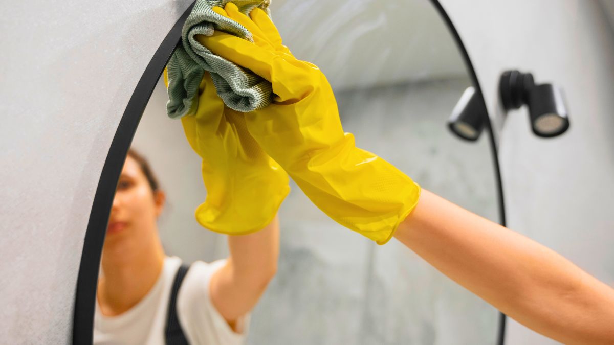 Teraz tylko w ten sposób myje lustro 