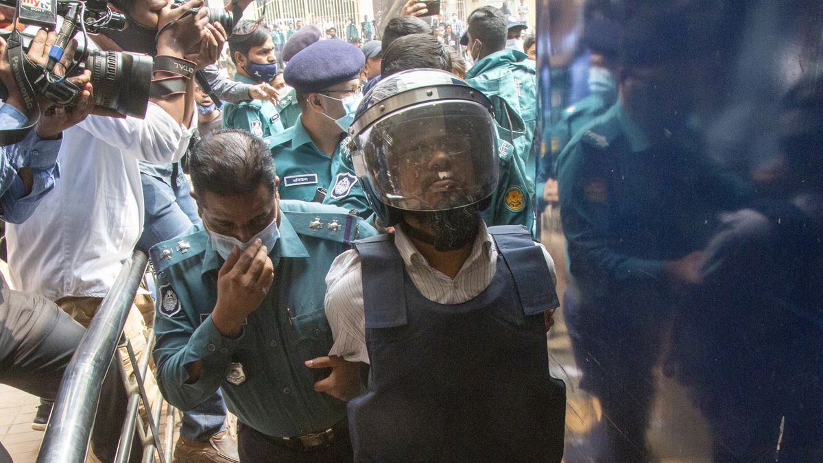 Oskarżeni członkowie Ansar al-Islam podczas procesu ubrani byli w kamizelki kuloodporne i hełmy