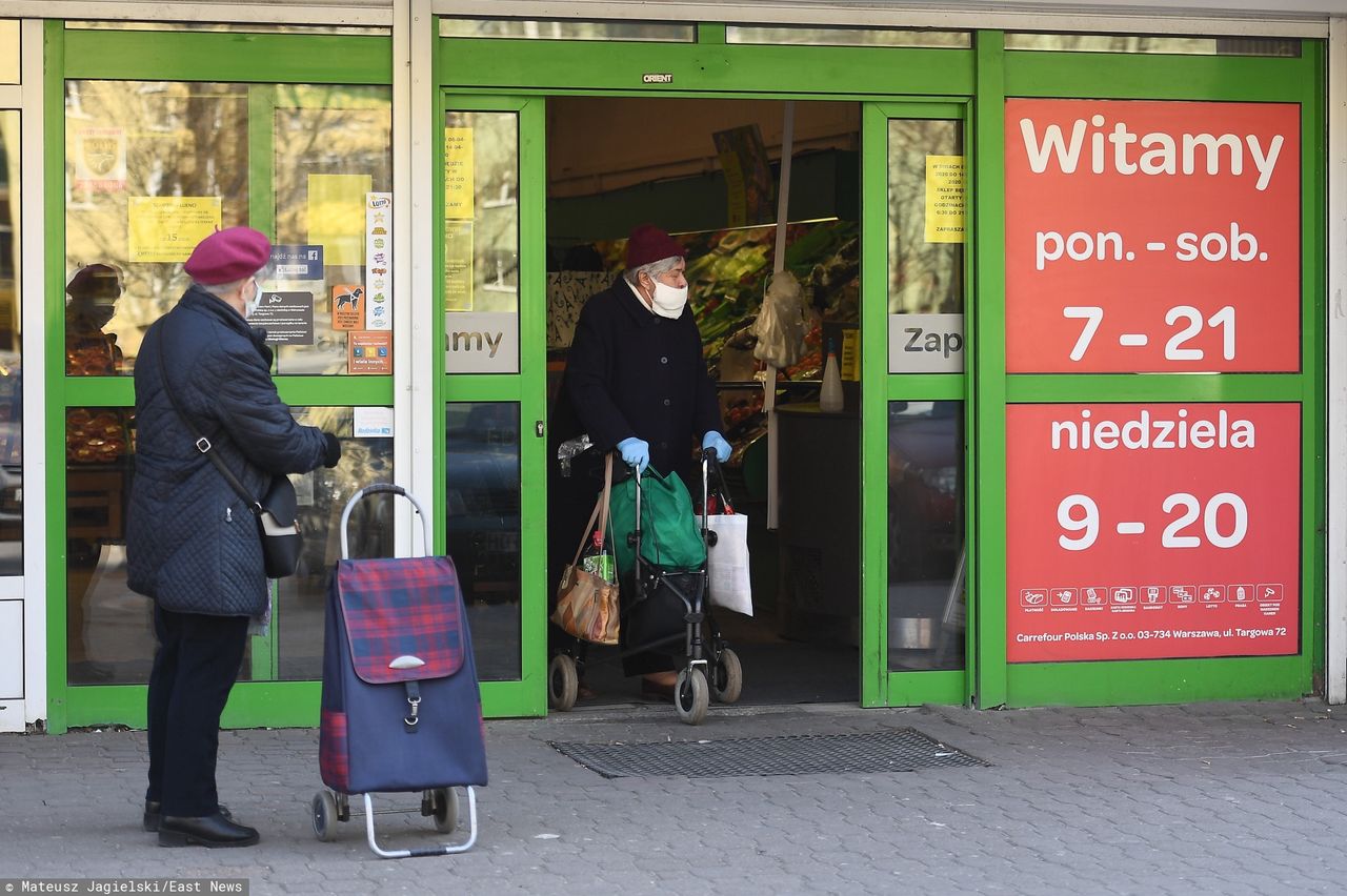 Seniorzy buntują się przeciwko obostrzeniom. "Nie dam się zamknąć w domu"