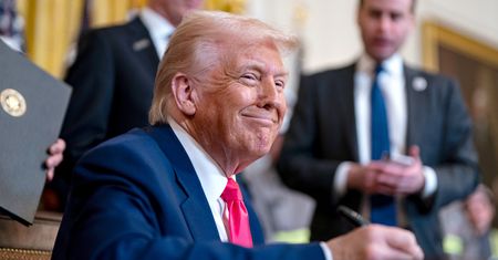 "Ewidentnie ukląkł". Ekonomista komentuje nieoczekiwany ruch Trumpa