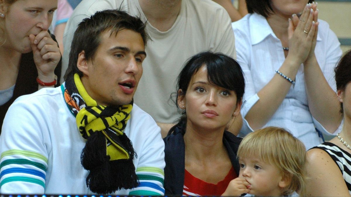 Reporter Poland 2007
31.05.2007 Sopot Mecz finalowy ekstraklasy mezczyzn Prokom Trefl Sopot - Turow Zgorzelec N/z Anna Przybylska z mezem - Jaroslaw Bieniuk i dzieckiem  
fot. Lukasz Ostalski/REPORTER
Ostalski/REPORTER