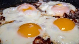 Czego lepiej nie łączyć z jajkami? Mało kto wie, a później narzeka na skutki