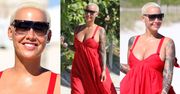 Uśmiechnięta Amber Rose przemierza plażę w czerwonej sukni