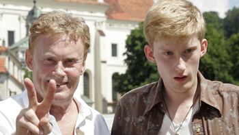 Tak dziś wygląda NIEŚLUBNY SYN Daniela Olbrychskiego. Viktor ma już 38 lat i jest muzykiem. Skóra zdjęta z ojca? (FOTO)
