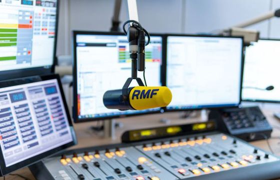 RMF FM z największym spadkiem, ale nadal dystansuje konkurencję. Zyskuje Radio ZET