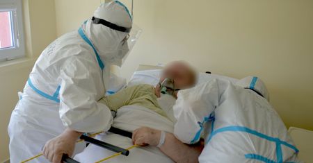 Tak Polacy podchodzą do powrotu COVID-19. Ekspert o wynikach sondażu: to kłopot