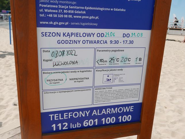 Tablica informacyjna w Gdańsku Brzeżnie 3 sierpnia 2022 r. 