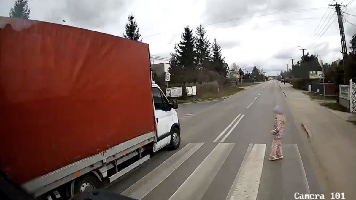 Dziewczynka przechodziłazobaczyła nadciągające niebezpieczeństwo