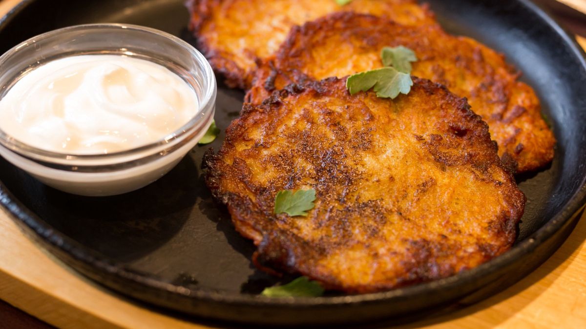 Placki ziemniaczane podane z sosem czosnkowym