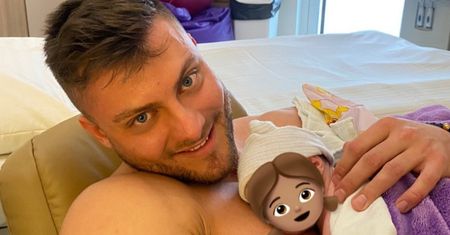 Adam z "Hotelu Paradise" został ojcem, a fani... węszą kłamstwo. "Szybko po programie poszło"