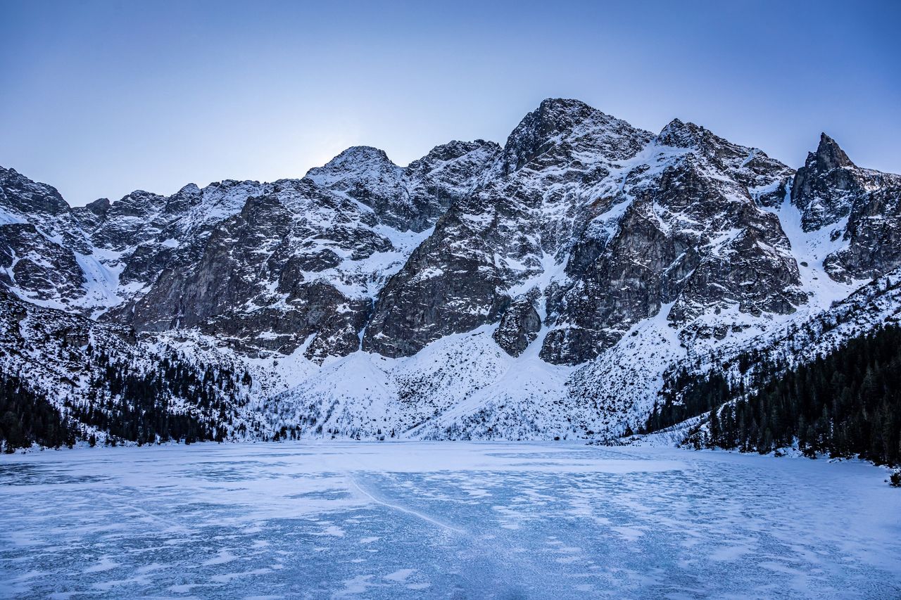 Morskie Oko. Turyści wchodzą na zamarzniętą taflę. "Sami się proszą o kłopoty"