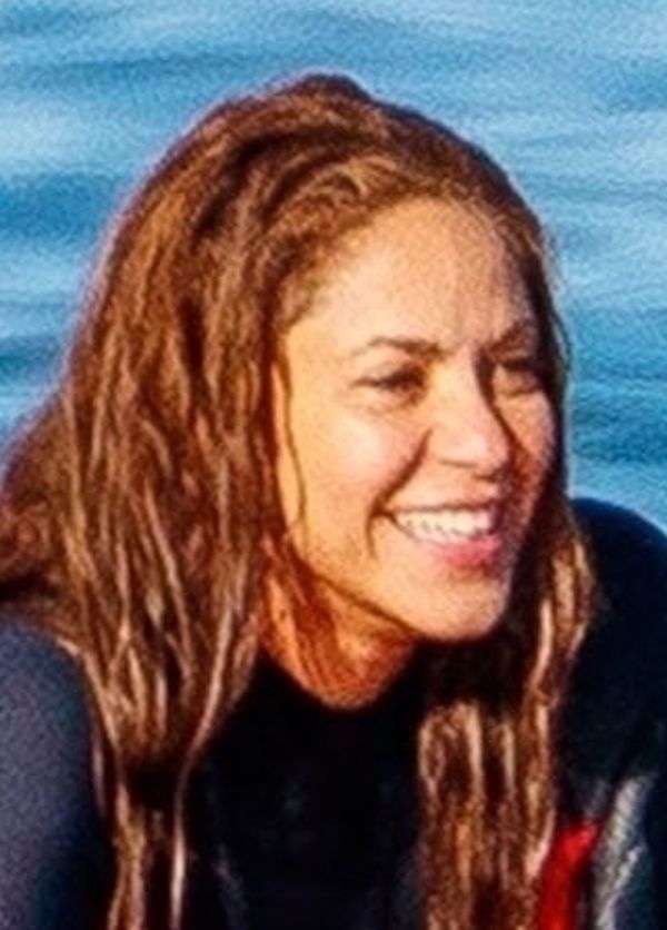 Shakira uczy się surfingu z synami pod okiem przystojnego intruktora