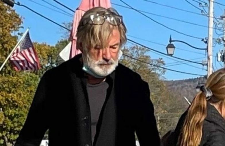 Przybity Alec Baldwin odbiera jedzenie na wynos