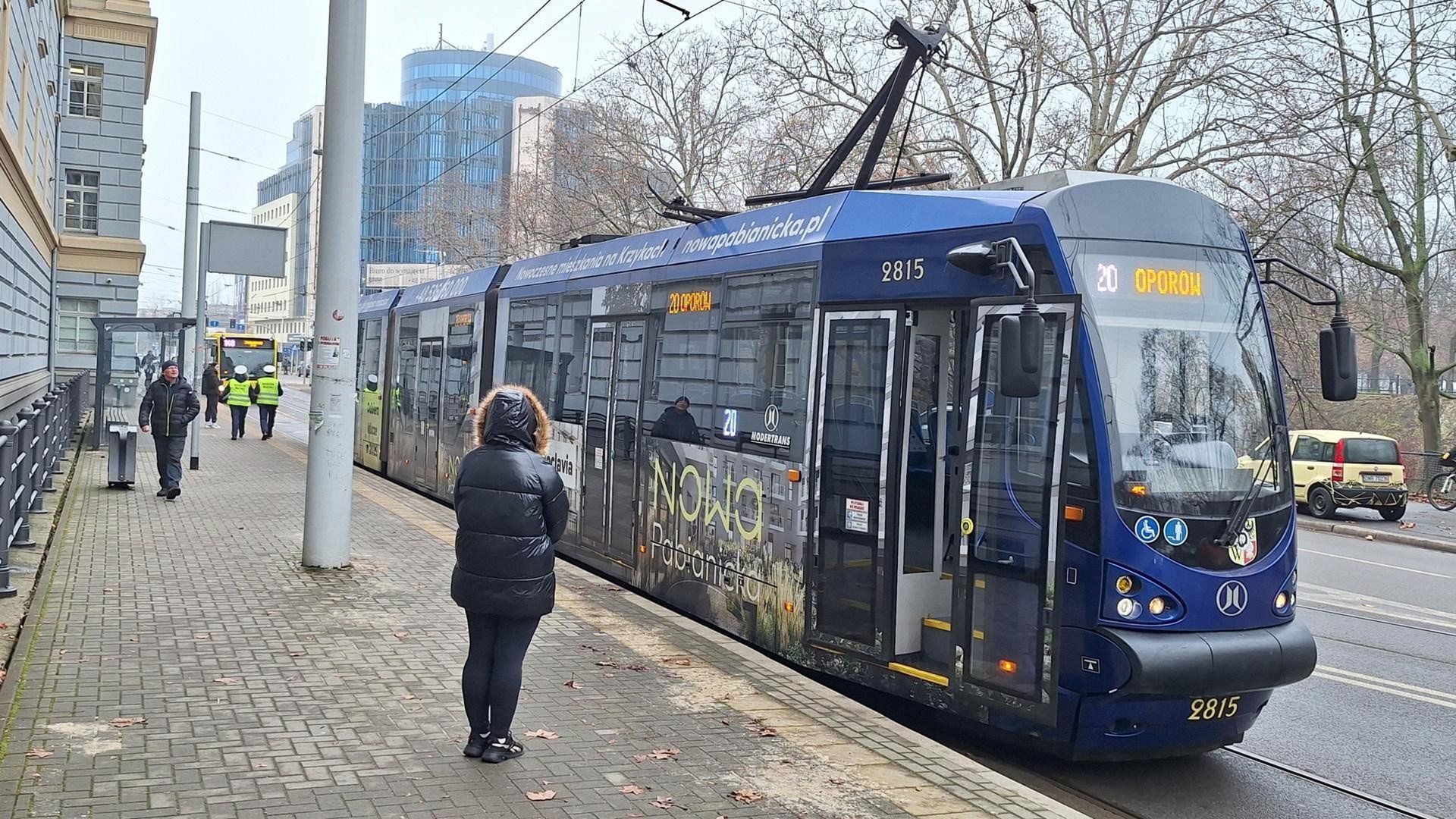 Złamany pantograf w tramwaju linii 20.