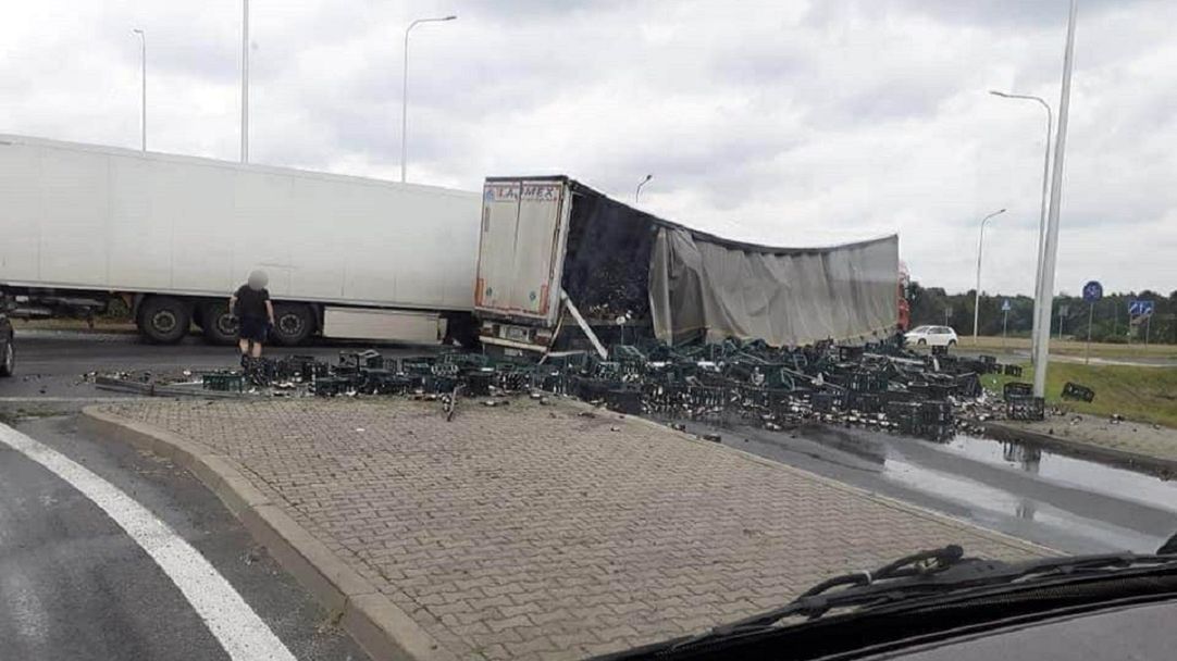 Tysiące litrów piwa na drodze w Żorach