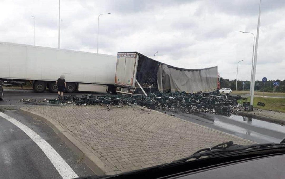 Wypadek w Żorach. Tysiące litrów alkoholu na drodze